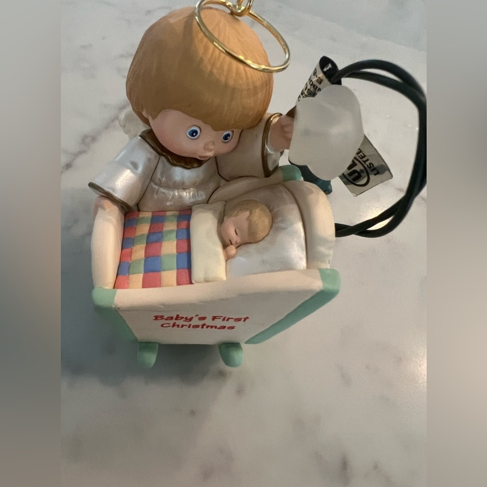 Vintage 1996 Hallmark BABY 1st CHRISTMAS Angel Cradle Star Ornament LIGHT+SOUND - Picture 3 of 4
